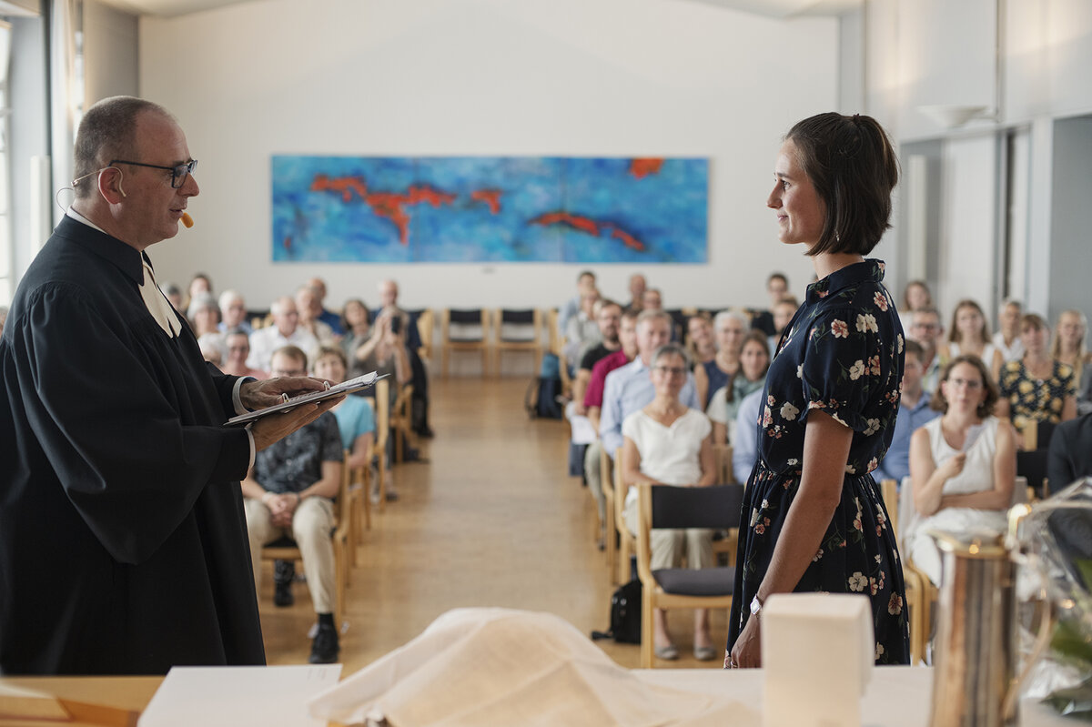 Leandra Zeller legt vor versammelter Gemeinde und Synodalrat Ulf Becker ihr Gelübde ab. (Bild Dominik Wunderli)