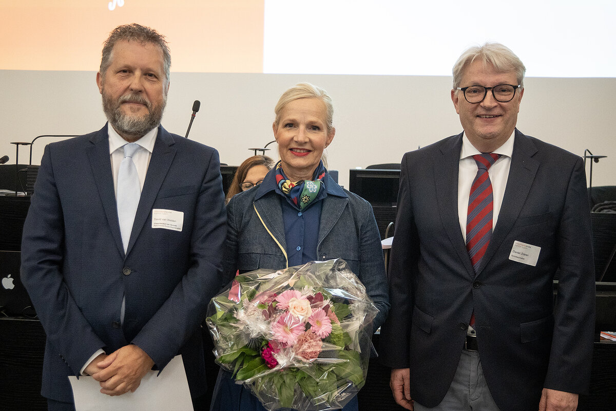 Vizepräsident der Synode Pfarrer David van Welden (links) und Synodeschreiber Da-niel Zbären gratulieren Manuela Jost zur Wahl in den Synodalrat. (Bild Raul Steffer)