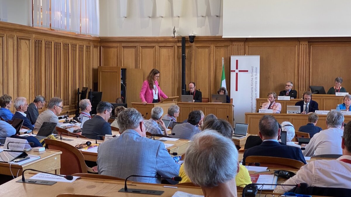 Lilian Bachmann, Synodalratspräsidentin der Reformierten Kirche Kanton Luzern, setzt sich in Neuenburg für ein schnelles und partizipatives Vorgehen ein.