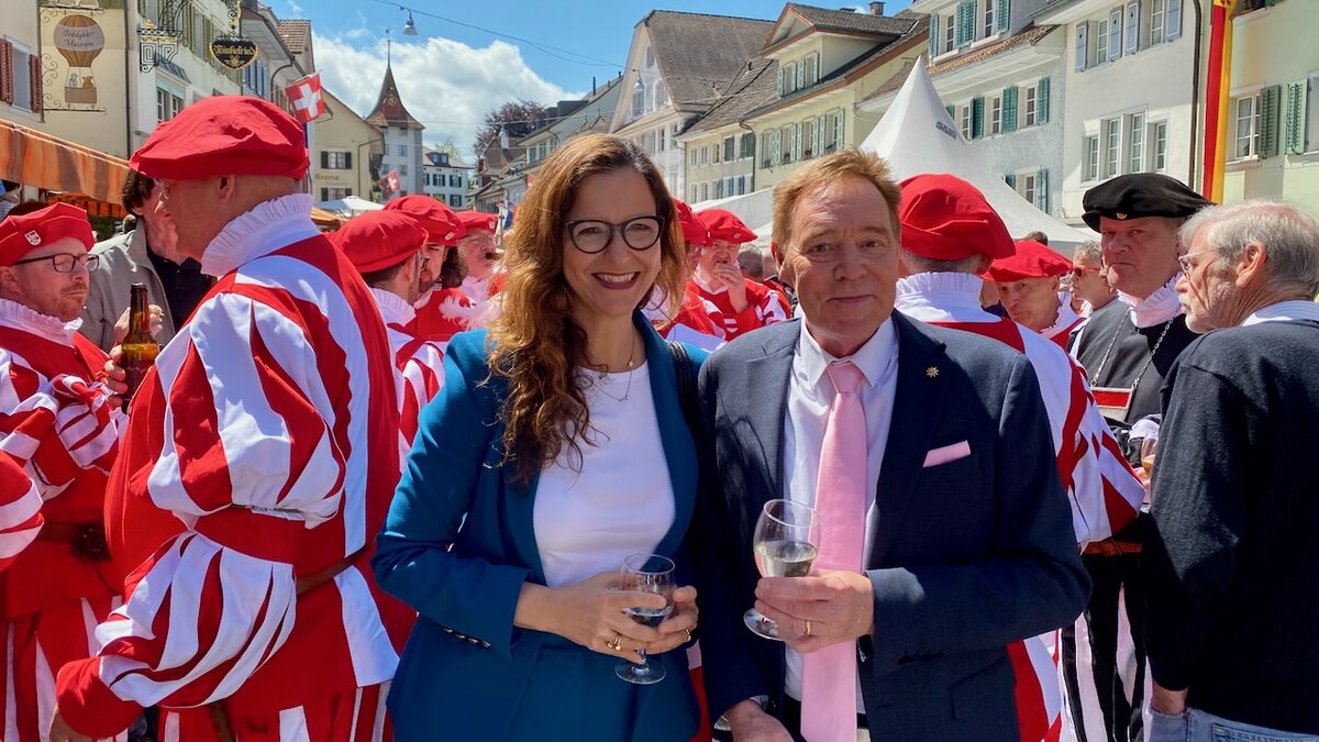 Synodalratspräsidentin Lilian Bachmann und Pfarrer Hans Weber nach dem Gottes-dienst in Sempach. (Bild Michi Zimmermann)