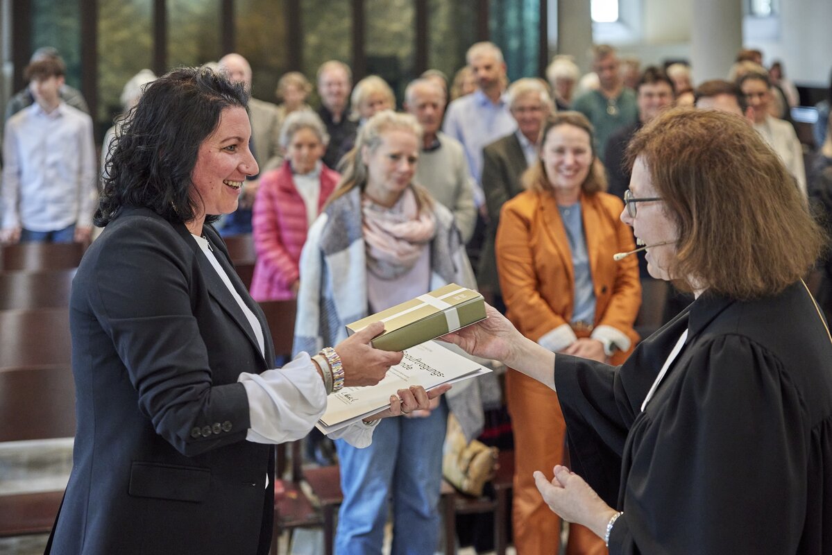 v.l.: An der Beauftragung erklärte Katharina Metz ihre Bereitschaft für den Dienst in der Luzerner Kirche und Pfarrerin Lilli Hochuli sicherte «Förderung und Hilfe» zu. (Bild Gabriel Ammon)