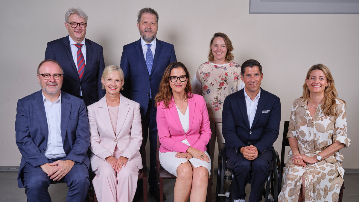 Das neu gewählte Synodepräsidium und der Synodalrat. (Bild Emanuel Ammon)